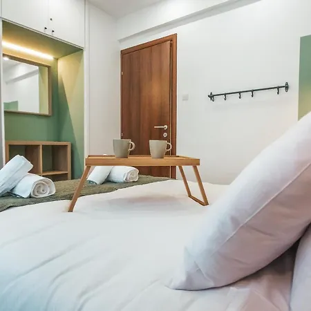 Designer 2-bedroom 150m From Mackenzie Larnaca