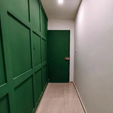 Designer 2-bedroom 150m From Mackenzie *