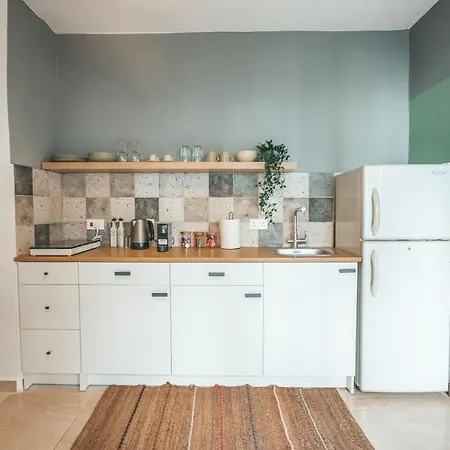 Designer 2-bedroom 150m From Mackenzie *